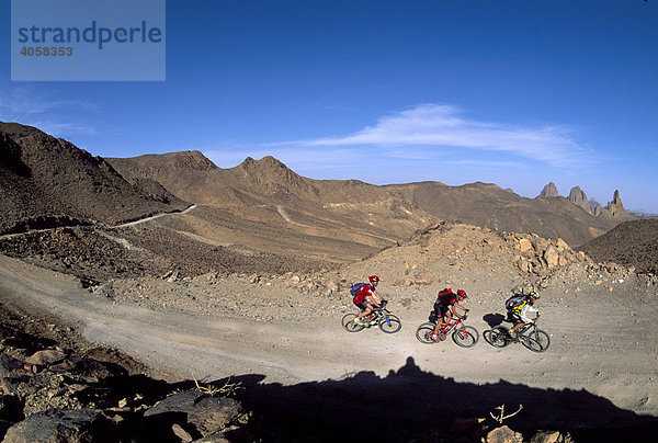 Mountainbiker  Hoggar Nationalpark  Assekrem  Hoggargebirge  Algerien  Afrika