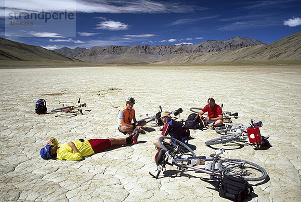Mountainbiker  ausgetrockneter See  Moore Hochebene  Ladakh  Himachal Pradesh  Indien  Asien