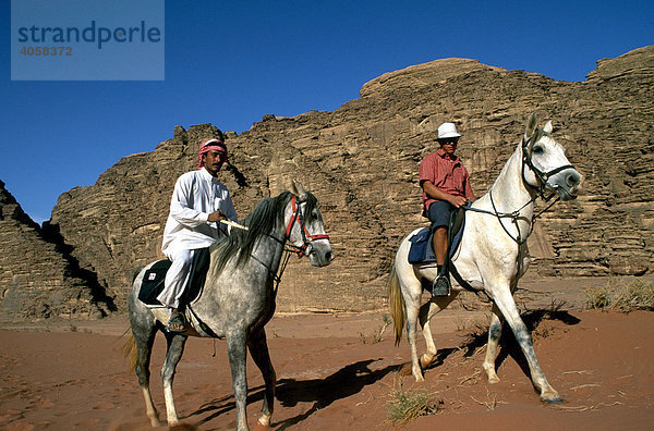 Beduine  Tourist  Ausritt  Wadi Rum  Jordanien  Naher Osten