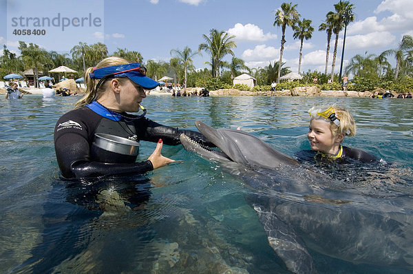 Junge schwimmt mit Delfin (Tursiops truncatus)  Discovery Cove  Orlando  Florida  USA  Nord America