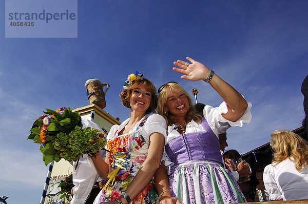 Frauen in Dirndl  Wies'n  Oktoberfest  München  Bayern  Deutschland