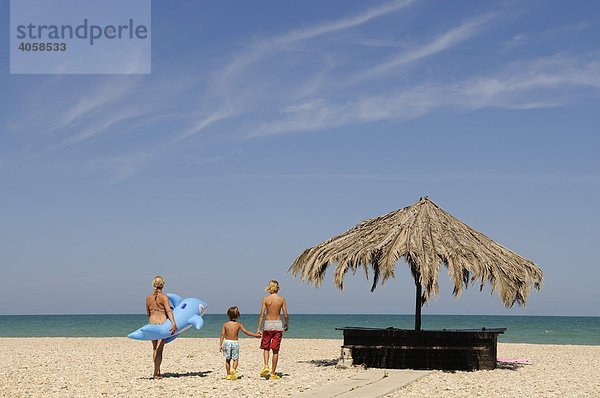 Mutter mit Kindern am Strand von Pineto  Abruzzen  Italien  Europa  MR