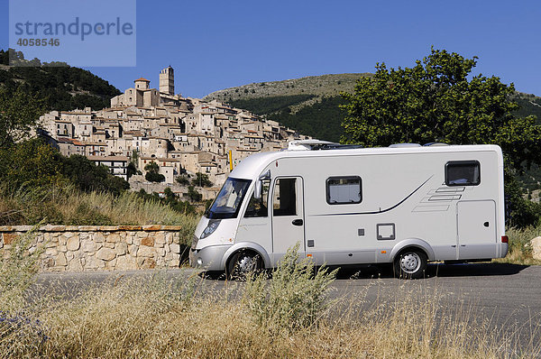 Wohnmobil vor Castel del Monte  Abruzzen  Italien  Europa