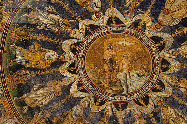 Tauf-Mosaik an der Decke  Baptisterium  Dom  Ravenna  Italien  Europa