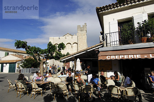 Marktplatz und Kirche Saintes Maries de la Mer  La Camargue  Provence  Frankreich  Europa