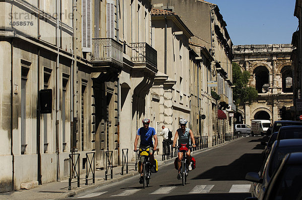 Radfahrer vor der Arena  Antikes Theater von Nîmes  Provence  Frankreich  Europa