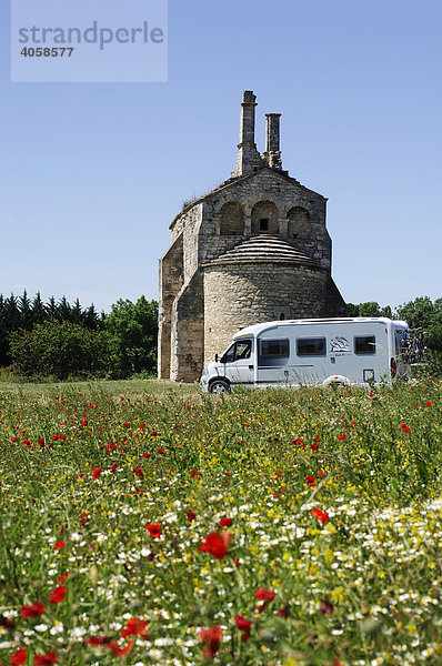 Wohnmobil vor der Chapelle Saint Laurent  Provence  Frankreich  Europa