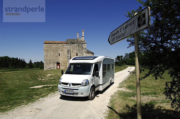 Wohnmobil vor der Chapelle Saint Laurent  Provence  Frankreich  Europa