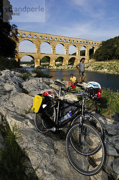 Radfahrer  Aquädukt  Pont du Gard  Provence  Frankreich  Europa