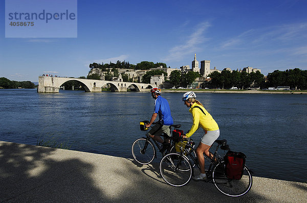 Radfahrer vor Brücke Saint Benezet und Papstpalast in Avignon  Provence  Frankreich  Europa
