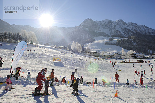Kinderskischule Walchsee  Skigebiet Zahmer Kaiser  Tirol  Österreich  Europa
