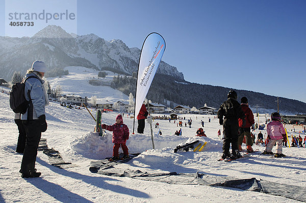 Kinderskischule Walchsee  Skigebiet Zahmer Kaiser  Tirol  Österreich  Europa