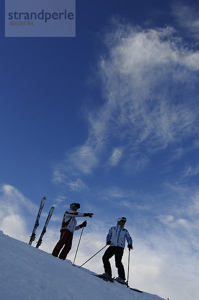 Skifahrer am Grat  Skigebiet Sudelfeld  Bayrische Alpen  Bayern  Deutschland  Europa