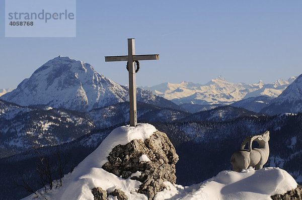 Latschenkopf mit Steinbock-Skulptur und Kreuz  Brauneck  Bayrische Alpen  Bayern  Deutschland  Europa