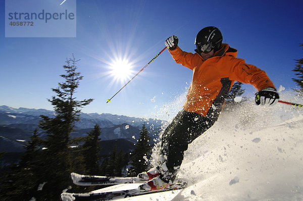 Skifahrer am Idealhang  Brauneck  Bayrische Alpen  Bayern  Deutschland  Europa