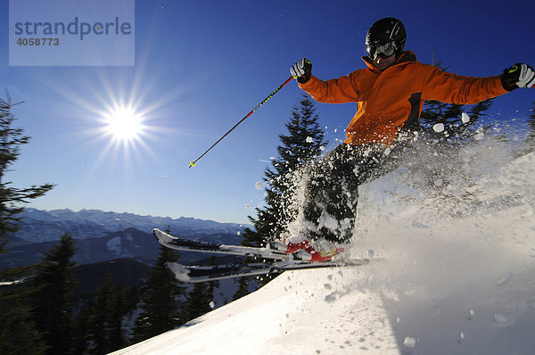 Skifahrer am Idealhang  Brauneck  Bayrische Alpen  Bayern  Deutschland  Europa