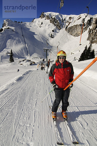 Skifahrer im Lift am Idealhang  Brauneck  Bayrische Alpen  Bayern  Deutschland  Europa  MR