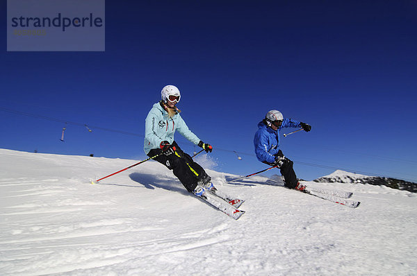 Skifahrer im Skigebiet Spitzing  Bayerische Alpen  Bayern  Deutschland  Europa