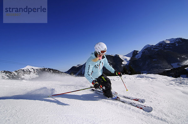 Skifahrerin im Skigebiet Spitzing  Bayerische Alpen  Bayern  Deutschland  Europa