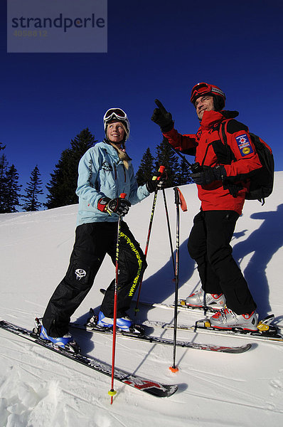 Skifahrerin und Skiwacht im Skigebiet Spitzing  Bayrische Alpen  Oberbayern  Deutschland  Europa