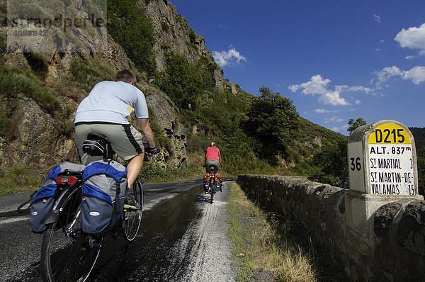 Radfahrer bei Saint Martial  Ardèche  Rhones-Alpes  Frankreich  Europa