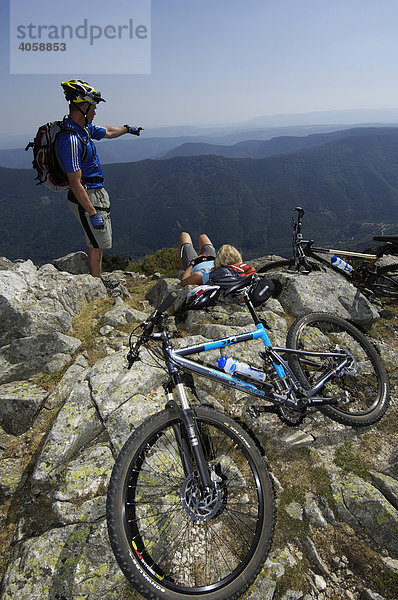 Mountainbiker pausieren auf dem Sommet de Mejan  Ardèche  Rhones-Alpes  Frankreich  Europa