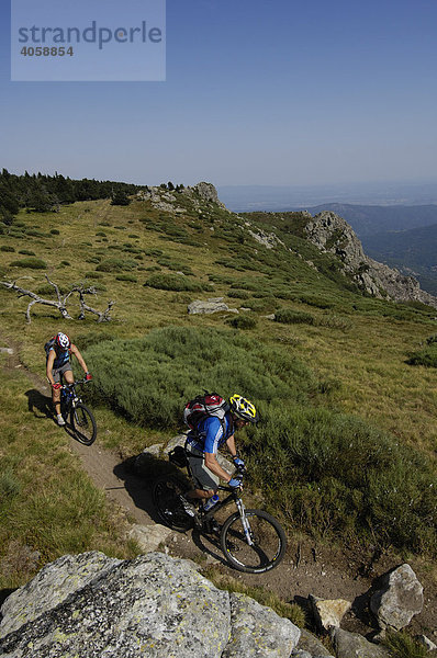 Mountainbiker auf dem Sommet de Mejan  Ardèche  Rhones-Alpes  Frankreich  Europa