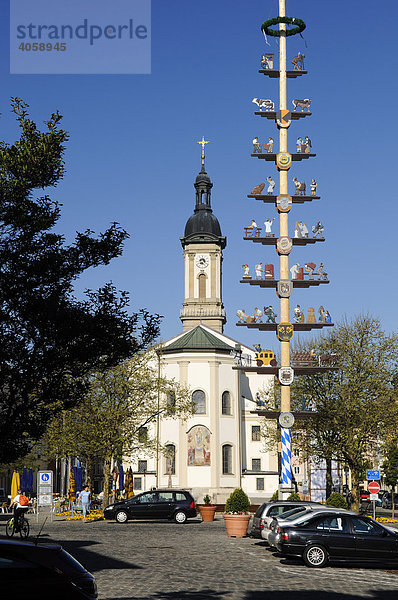 Maibaum und Kirche  Stadtplatz  Traunstein  Chiemgau  Bayern  Deutschland  Europa