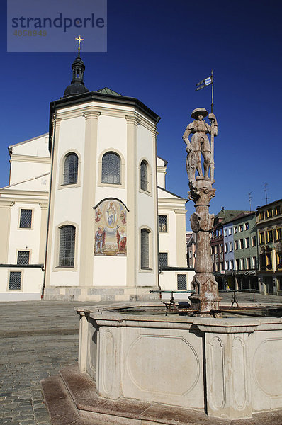 Kirche und Brunnen am Stadtplatz in Traunstein  Chiemgau  Bayern  Deutschland  Europa