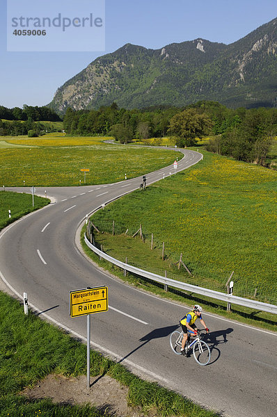 Rennradfahrer  Racebiker  Raiten  Chiemgau  Bayern  Deutschland  Europa