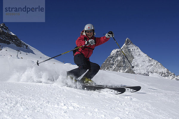 Skifahrer im Funpark am Trockenen Steg  Matterhorn  Zermatt  Wallis  Schweiz  Europa