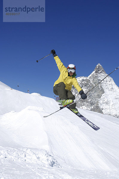 Skifahrer im Funpark am Trockenen Steg  Matterhorn  Zermatt  Wallis  Schweiz  Europa