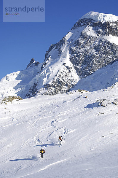 Skifahrer am Plateau Rosa  Testa Grigia  Zermatt  Wallis  Schweiz  Europa
