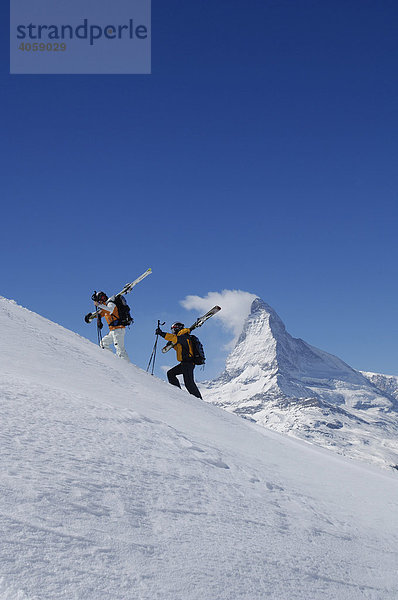 Skifahrer  Freerider tragen Ski am Gifthittli  Matterhorn  Zermatt  Wallis  Schweiz  Europa