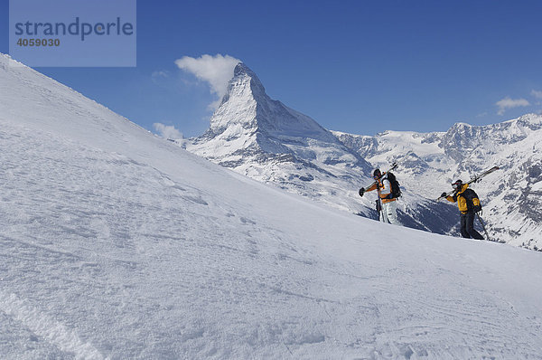 Skifahrer  Freerider tragen Ski am Gifthittli  Matterhorn  Zermatt  Wallis  Schweiz  Europa