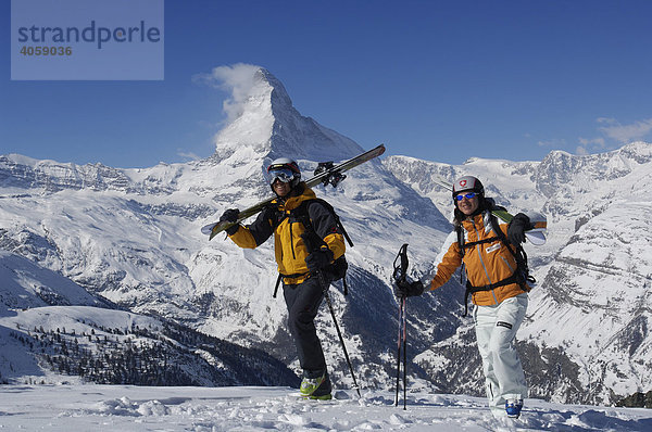 Skifahrer  Freerider tragen Ski auf das Rothorn  Matterhorn  Zermatt  Wallis  Schweiz  Europa