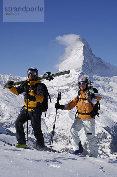 Skifahrer  Freerider tragen Ski auf das Rothorn  Matterhorn  Zermatt  Wallis  Schweiz  Europa