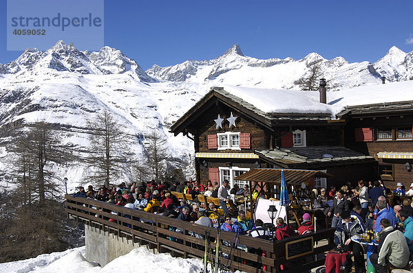 Skifahrer vor Hütte  Zermatt  Wallis  Schweiz  Europa
