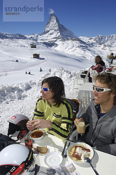Skifahrer bei der Rast  Matterhorn  Zermatt  Wallis  Schweiz  Europa