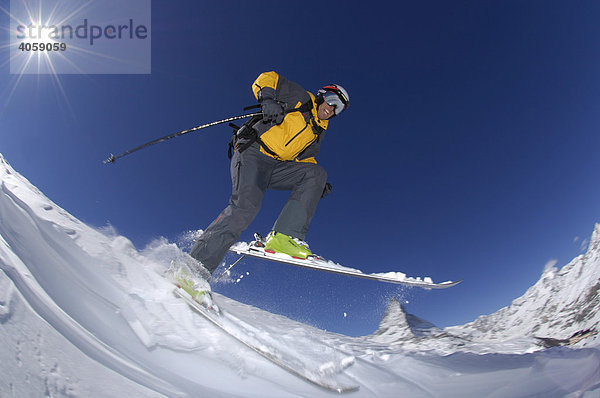 Skifahrer bei Riffelberg  Matterhorn  Zermatt  Wallis  Schweiz  Europa