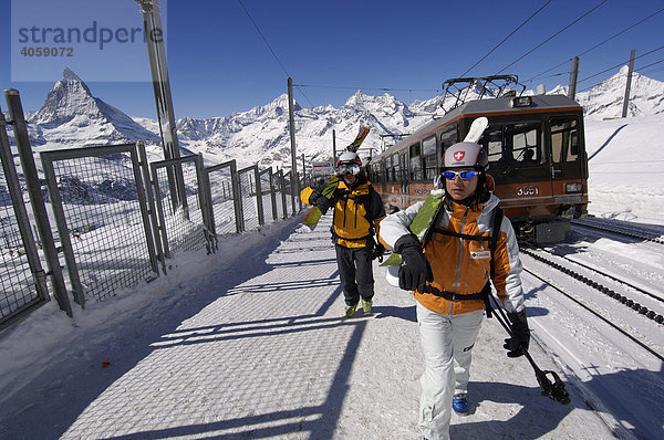 Skifahrer vor der Gornergratbahn  Gornergrat  Matterhorn  Zermatt  Wallis  Schweiz  Europa