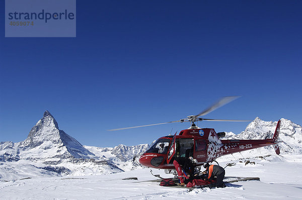 Air Zermatt  Rettungshubschrauber bei Notfallbergung  Matterhorn  Zermatt  Wallis  Schweiz  Europa