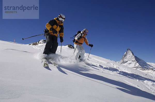 Skifahrer bei Riffelberg  Matterhorn  Zermatt  Wallis  Schweiz  Europa