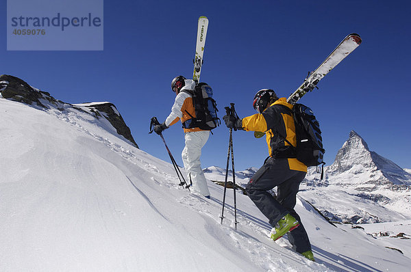 Skifahrer beim Aufstieg zum Riffelberg  Matterhorn  Zermatt  Wallis  Schweiz  Europa