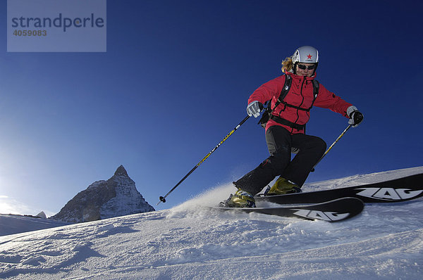 Skifahrer  Freerider  Skibergsteiger  Sandiger Boden  Matterhorn  Zermatt  Wallis  Schweiz  Europa