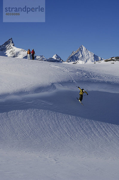 Skifahrer  Freerider  Skibergsteiger  Sandiger Boden  Zinalrothorn  Obergabelhorn  Zermatt  Wallis  Schweiz  Europa