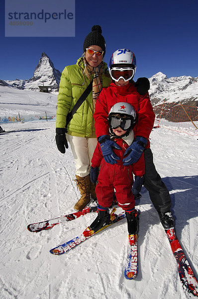 Frau mit Kindern am Riffelberg  Matterhorn  Zermatt  Wallis  Schweiz  Europa