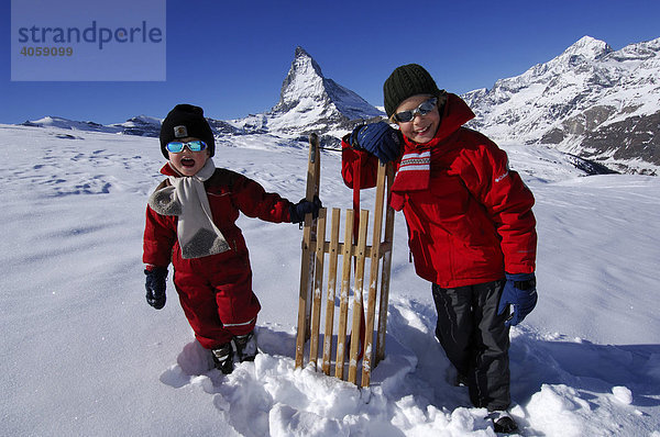 Rodler  Schlittenfahrer  Kinder  Matterhorn  Zermatt  Wallis  Schweiz  Europa