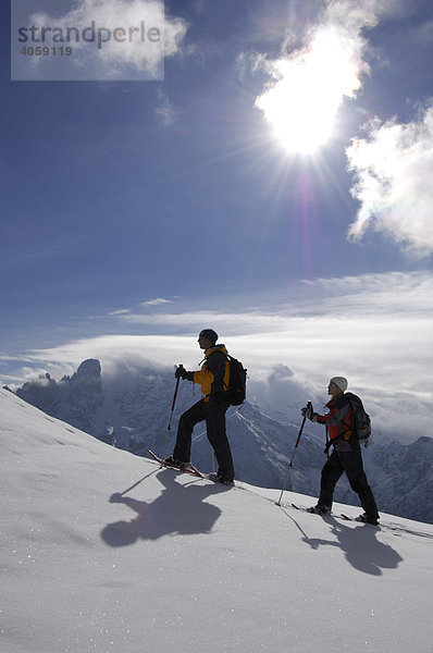 Schneeschuh-Touristen auf der Plätzwiese vor dem Monte Cristallo Massiv  Hochpustertal  Dolomiten  Südtirol  Italien  Europa