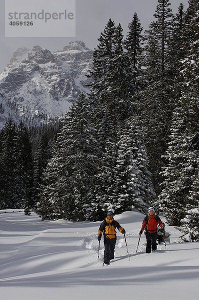 Schneeschuh-Wanderer auf dem Weg zur Alpe Nemes  Hochpustertal  Dolomiten  Südtirol  Italien  Europa